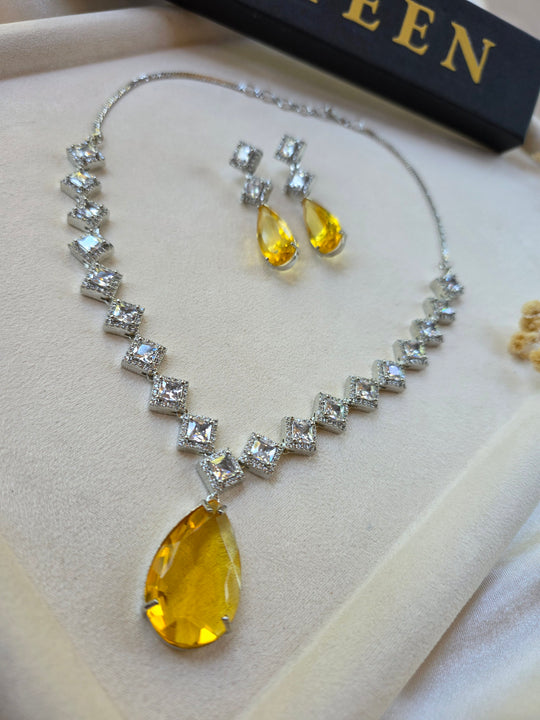 Yellow citrine teardrop necklace and earrings set with CZ halo — white gold plated bridal jewellery — Eliyeen
Close-up of yellow citrine teardrop pendant with cubic zirconia border — Eliyeen