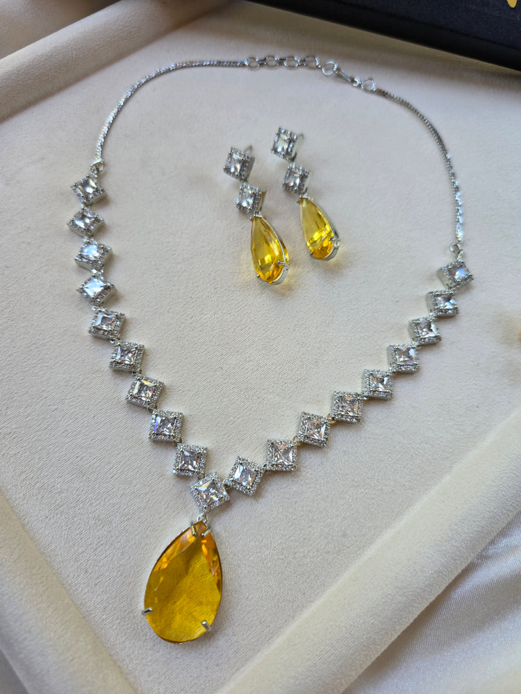 Yellow citrine teardrop necklace and earrings set with CZ halo — white gold plated bridal jewellery — Eliyeen
Close-up of yellow citrine teardrop pendant with cubic zirconia border — Eliyeen